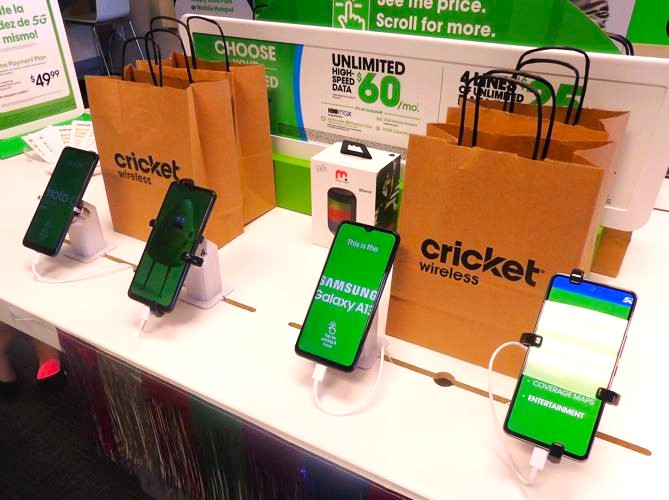 Front entrance of Cricket Wireless store at Kanapaha Station